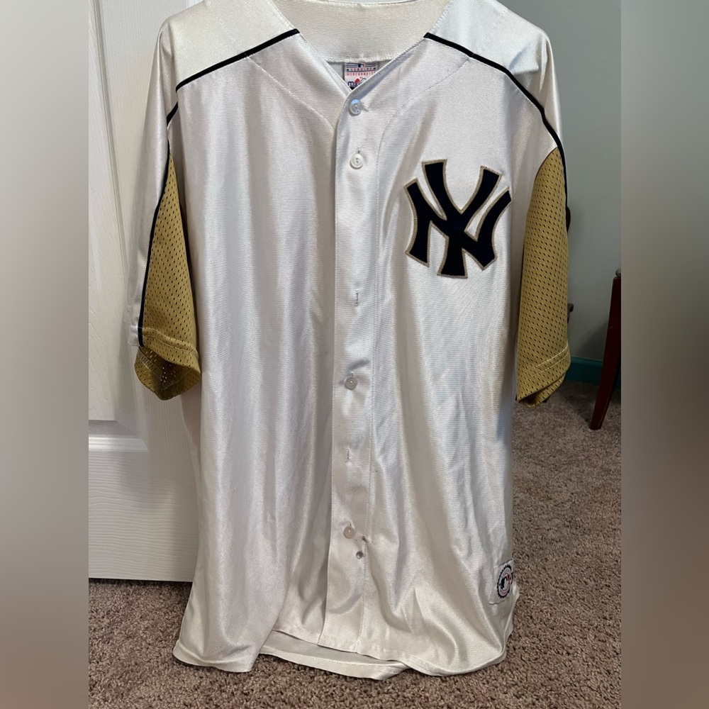 Men’s Preowned Majestic NY Plain White Baseball Jersey w unique tan underarms